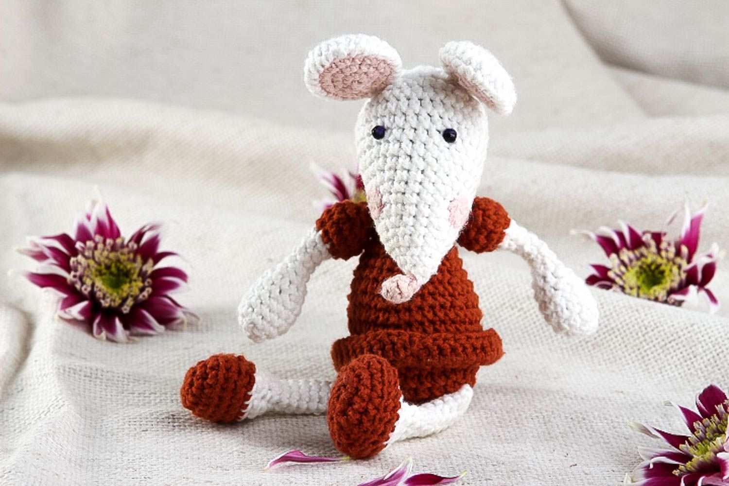Jouet tricoté Peluche faite main souris blanche au crochet Cadeau enfant photo 1