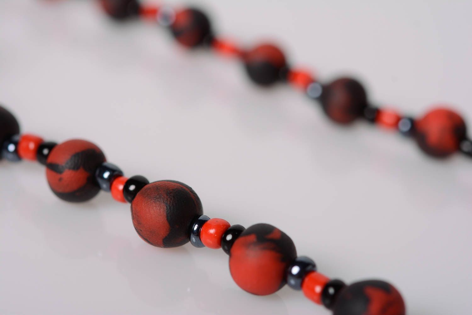Joli collier en pâte polymère perles noires et rouges éclatant fait main photo 5