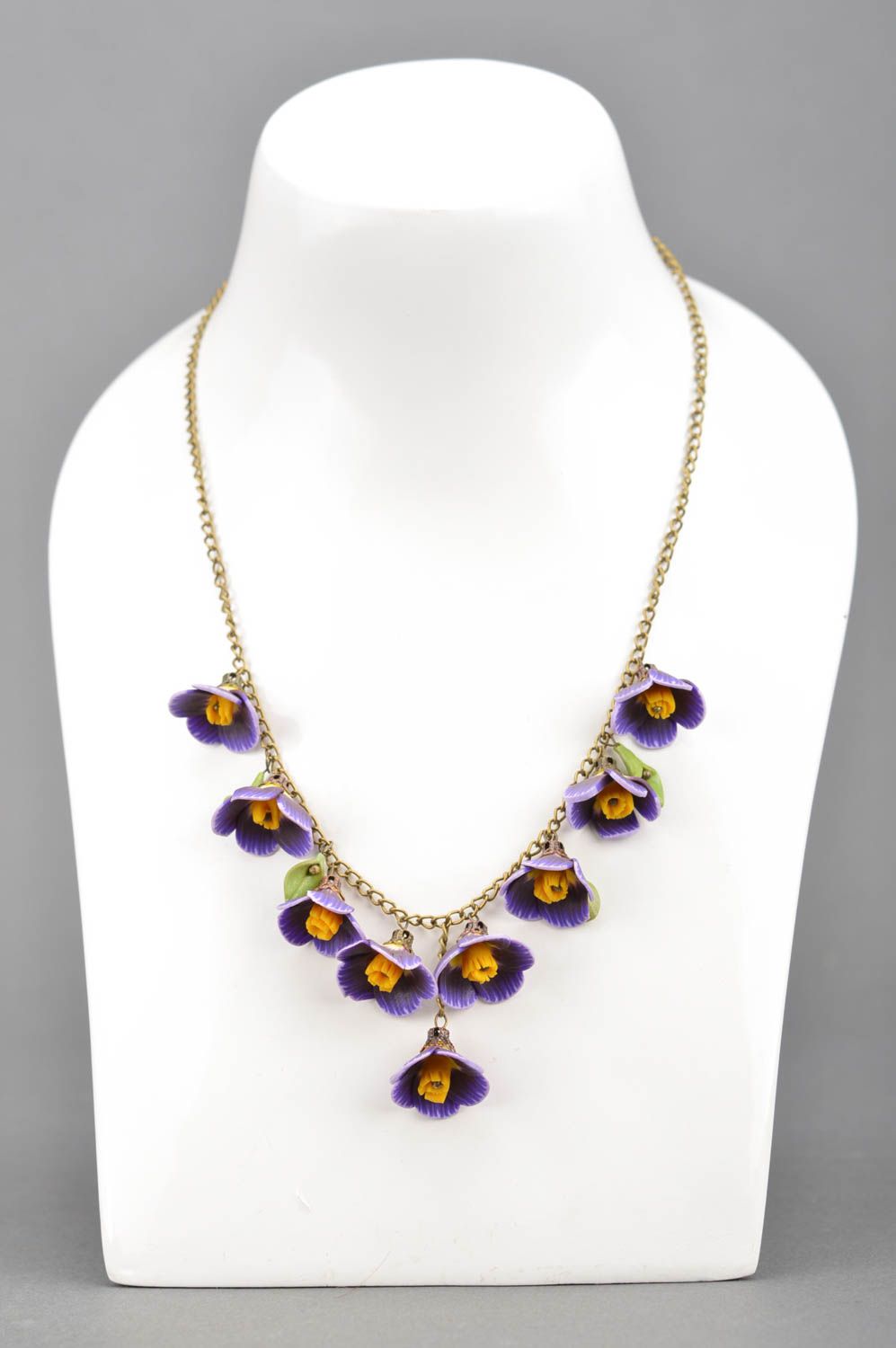 Collar artesanal con flores de arcilla polimérica de color violeta con cadenita foto 5