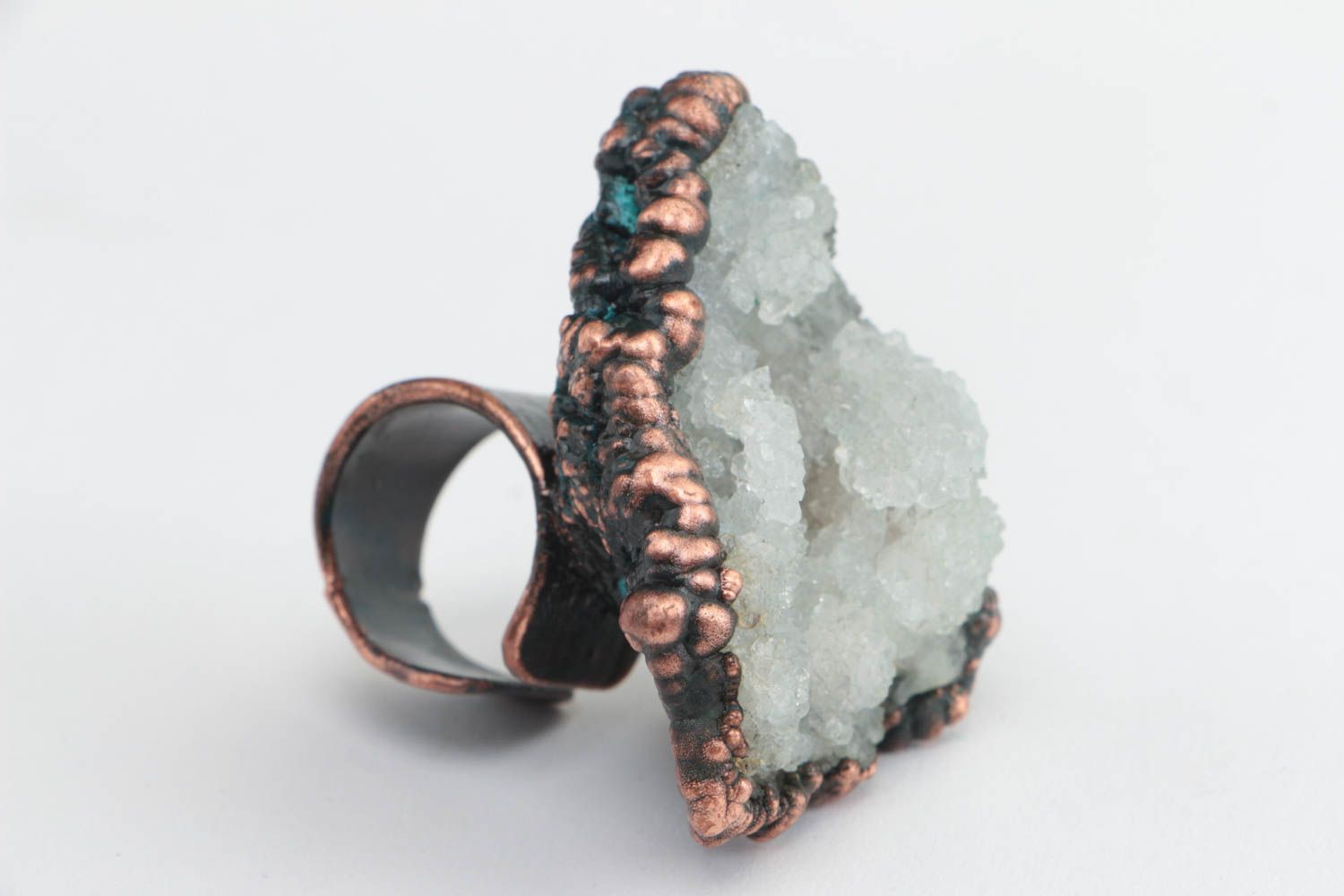 Handmade massive stylish copper jewelry ring with natural mountain crystal glass photo 2