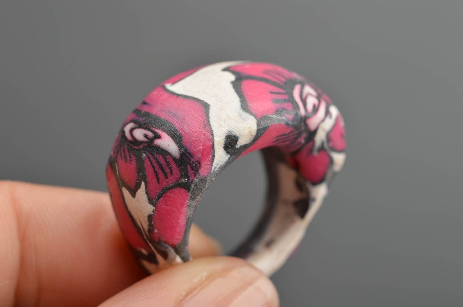 Кольцо из полимерной глины объемное красивое светлое с цветами ручная работа фото 5
