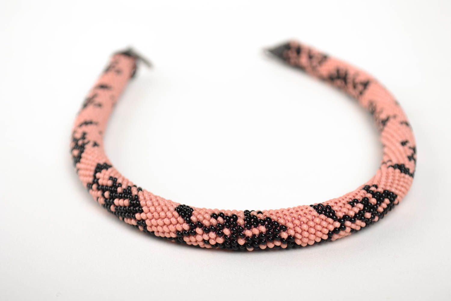 Collier spirale Bijou fait main rose noir Cadeau femme perles de rocaille photo 3