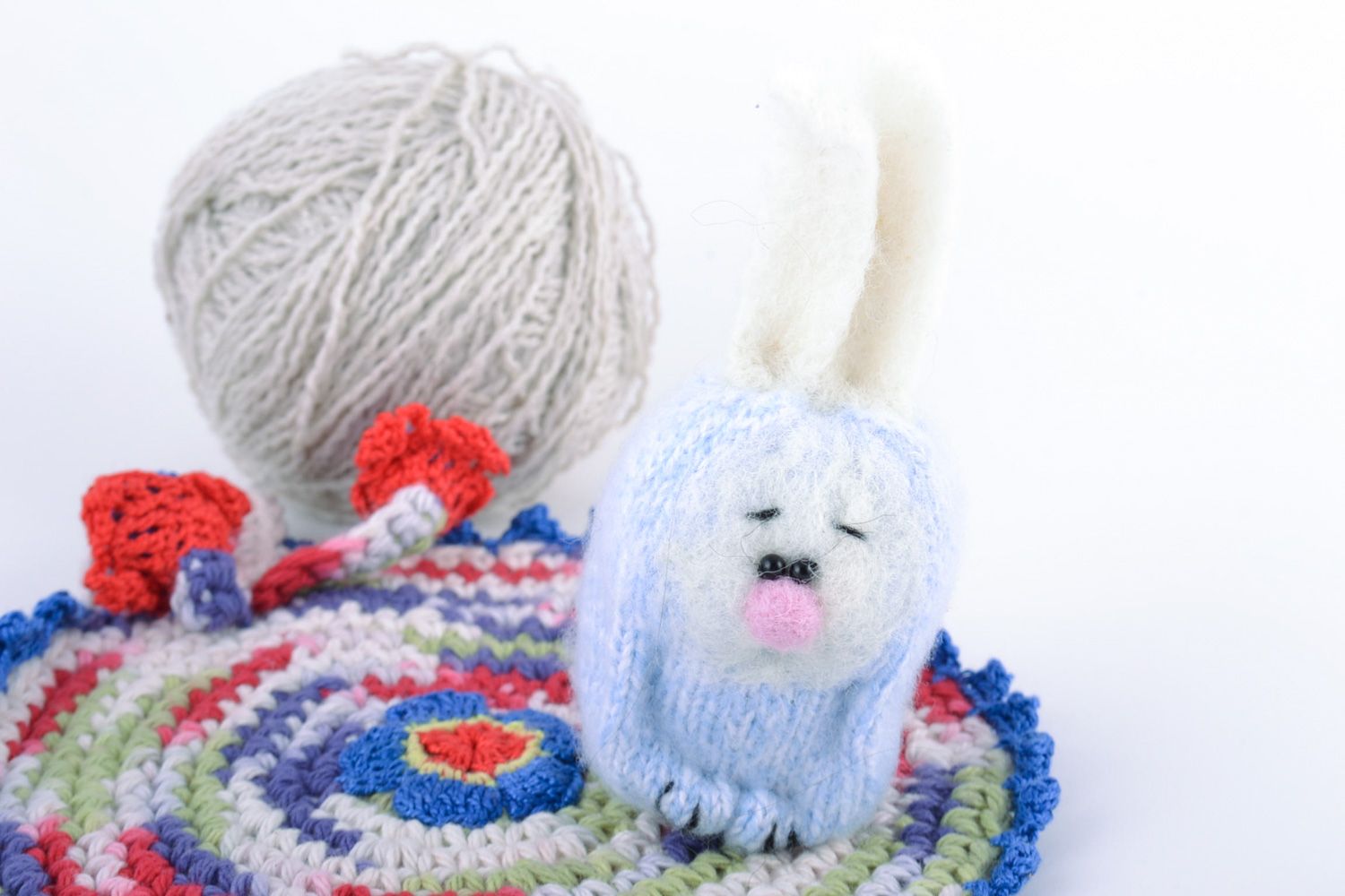Игрушка заяц с длинными ушами голубого цвета вязаная с валянием  фото 1