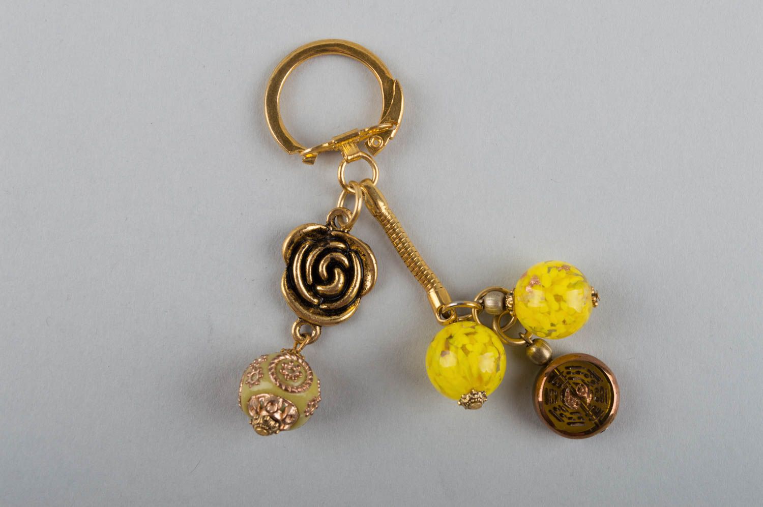 Porte-clés en verre de Murano et laiton jaune avec breloques fait main  photo 2