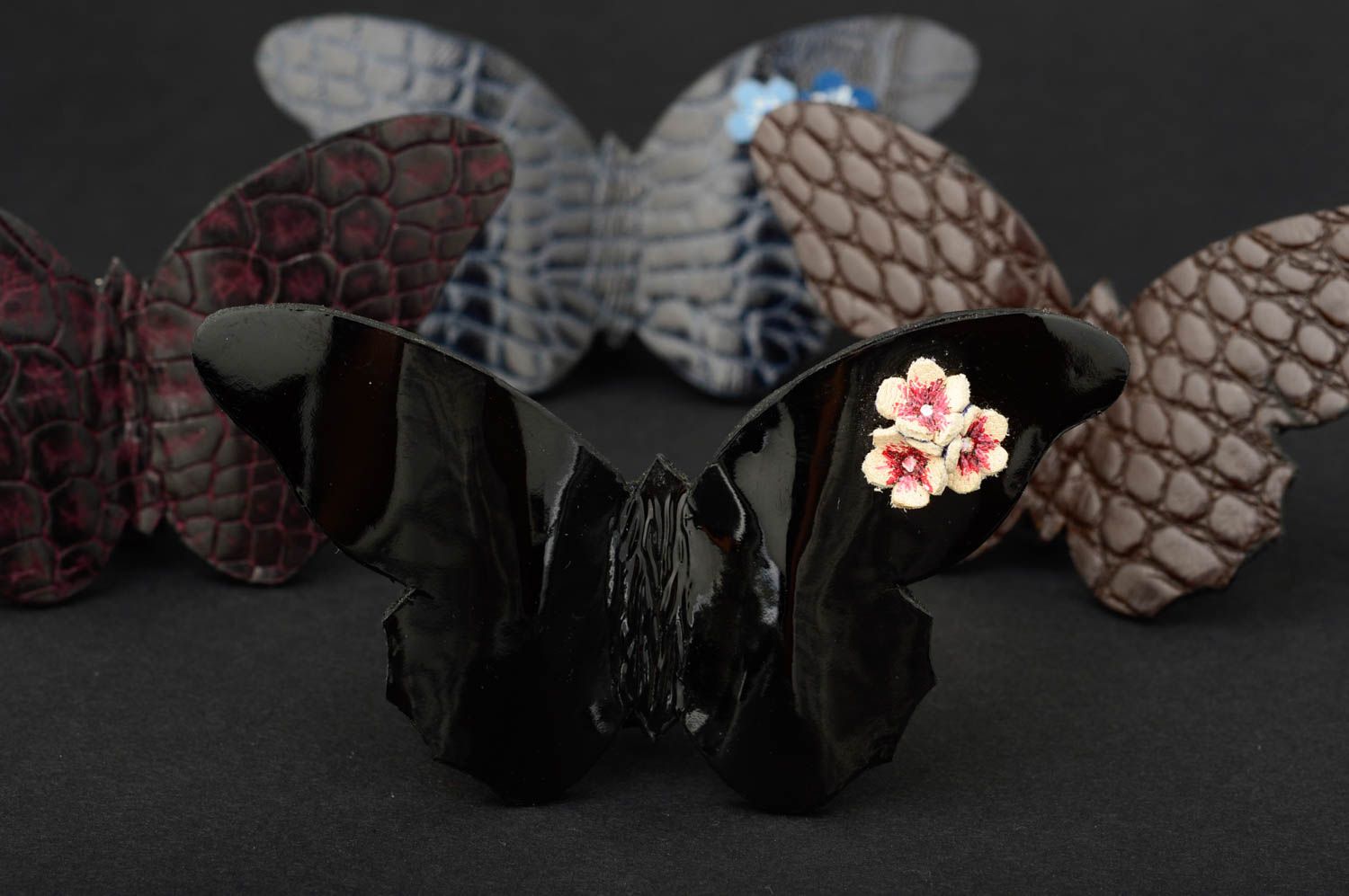 Broche hecho a mano de cuero bisutería fina accesorio para mujer Mariposa foto 1