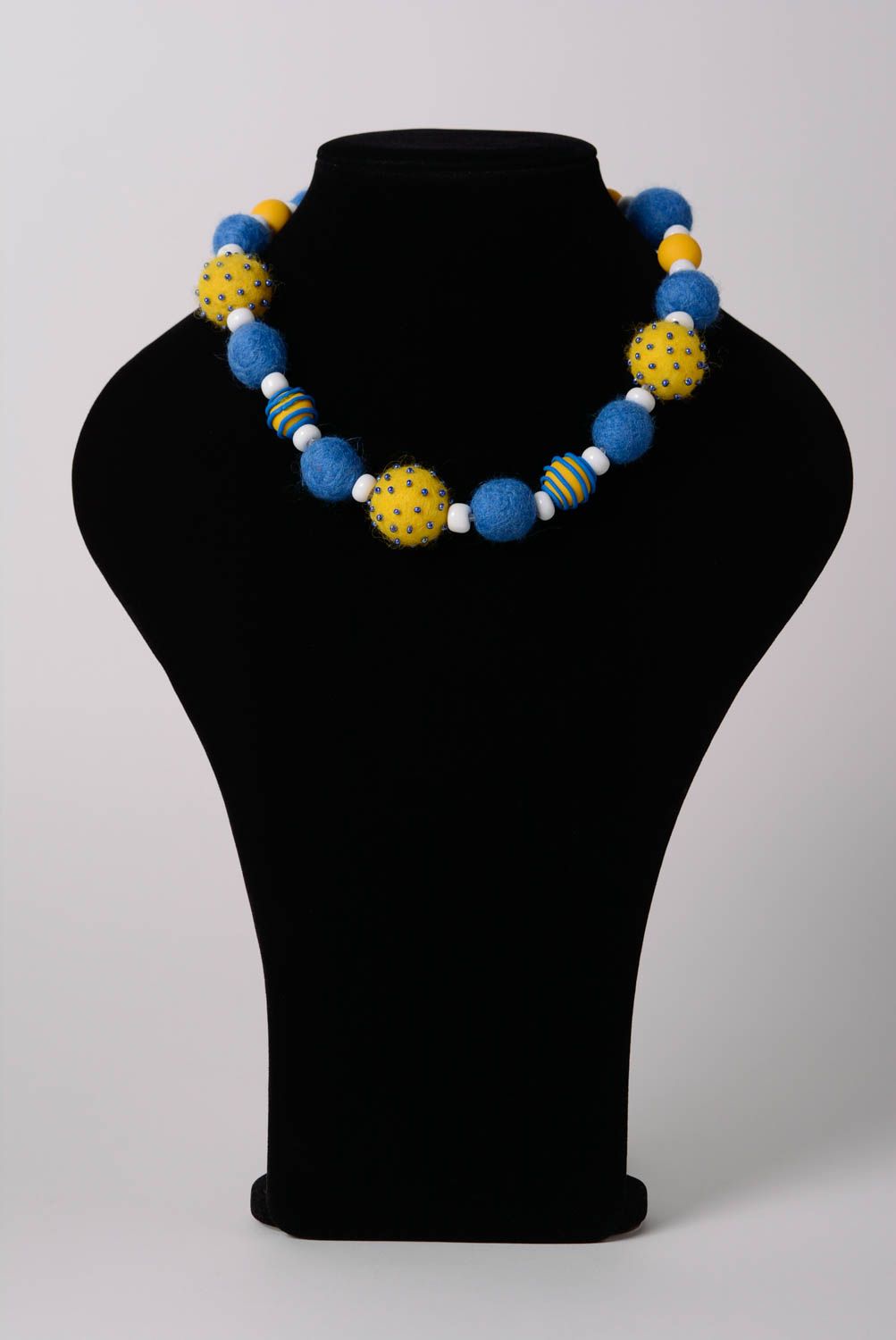 Exklusive bunte Halskette aus Wolle und Glasperlen zart künstlerische Handarbeit foto 2