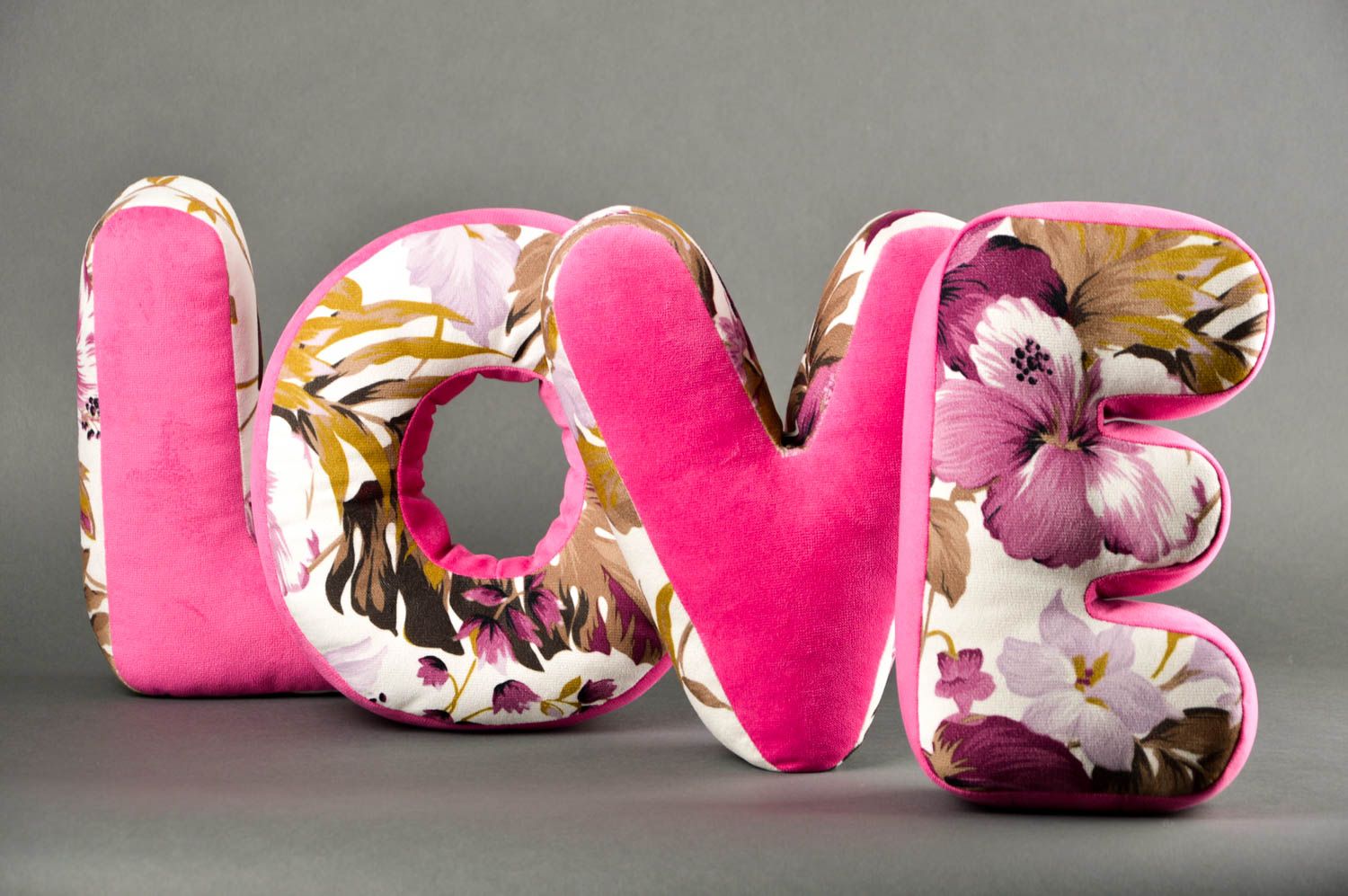 Декоративные подушки ручной работы подушки-буквы розовые красивые подушки LOVE фото 1