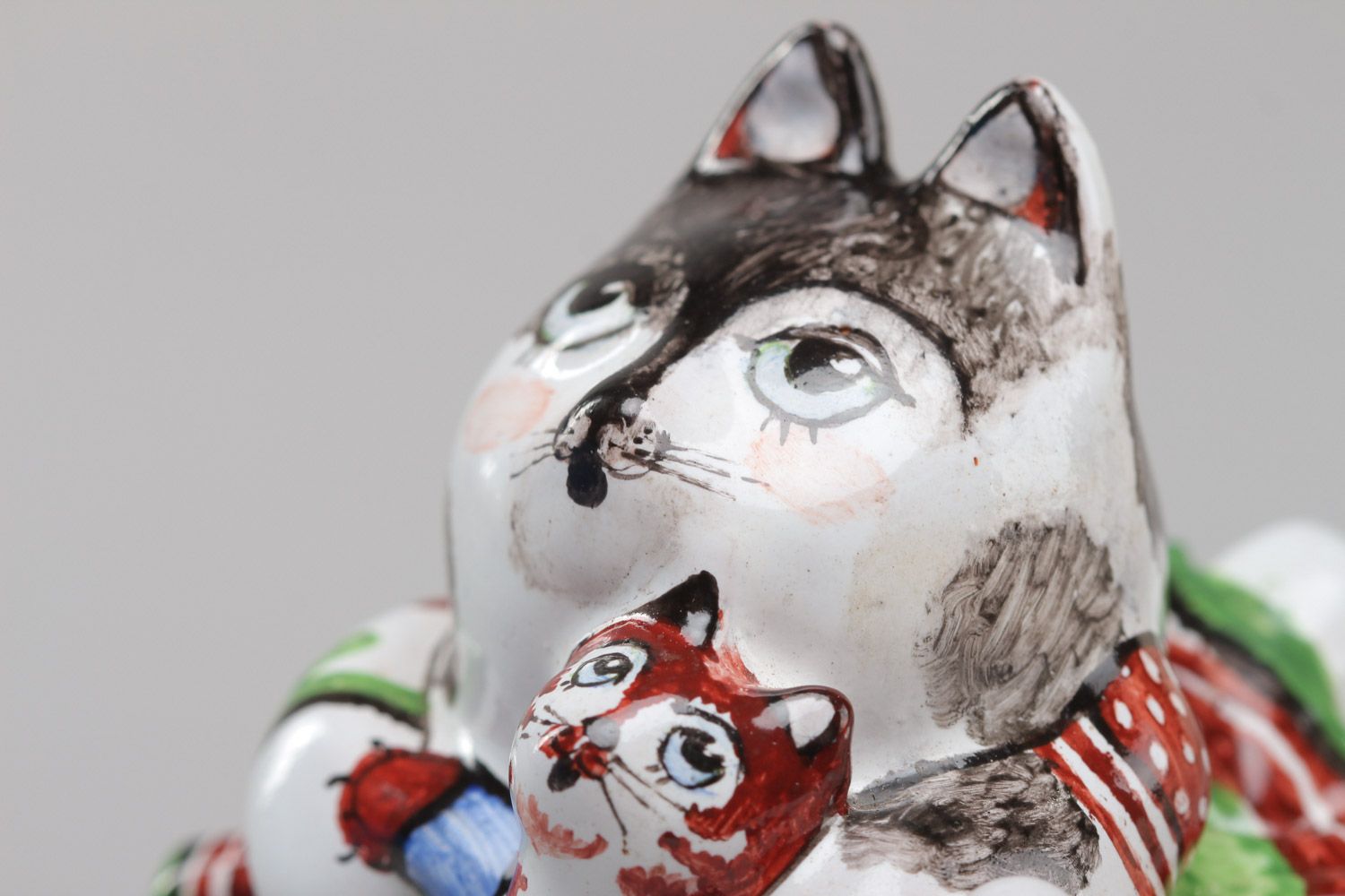 Маленькая керамическая статуэтка в виде кошки расписная ручной работы красивая фото 4
