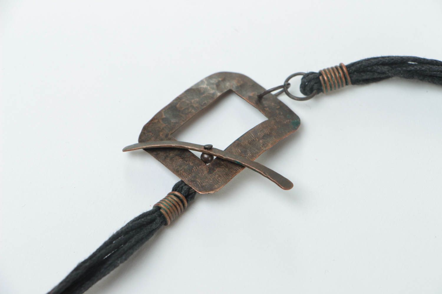 Collier en argile polymère sur lacet fait main avec cuivre design original photo 4