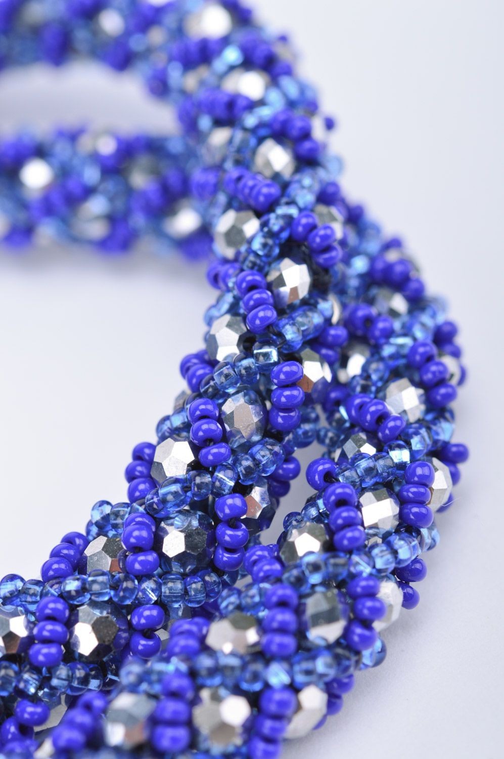 Effektvolle lange schöne handgemachte Litze aus Glasperlen und Perlen in Blau foto 4