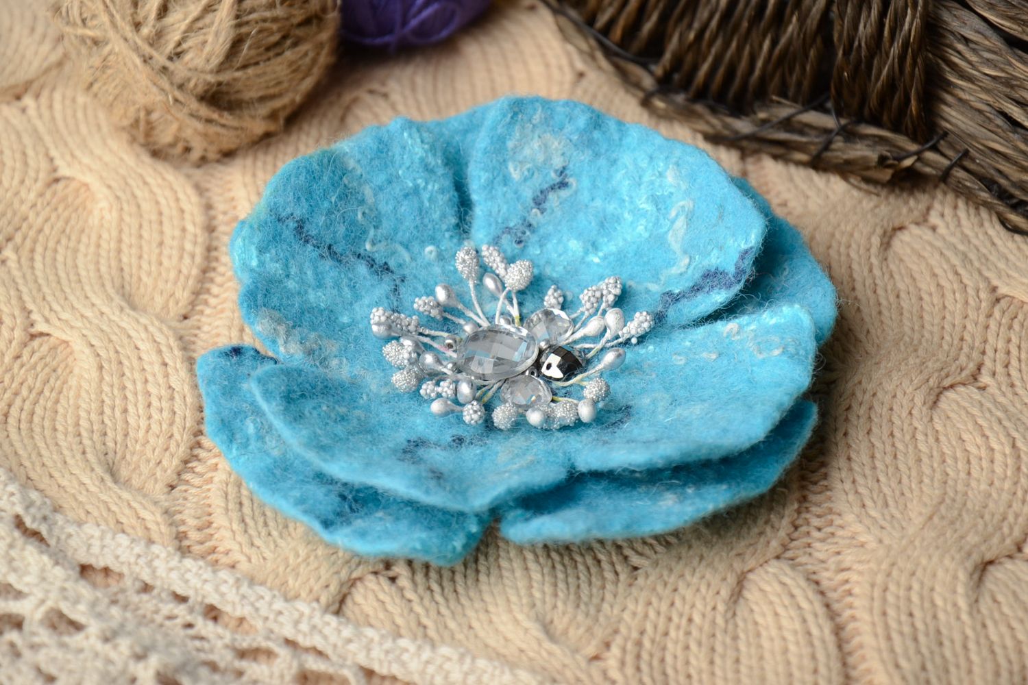 Брошь в технике валяния из шерсти голубой цветок на пальто фото 1