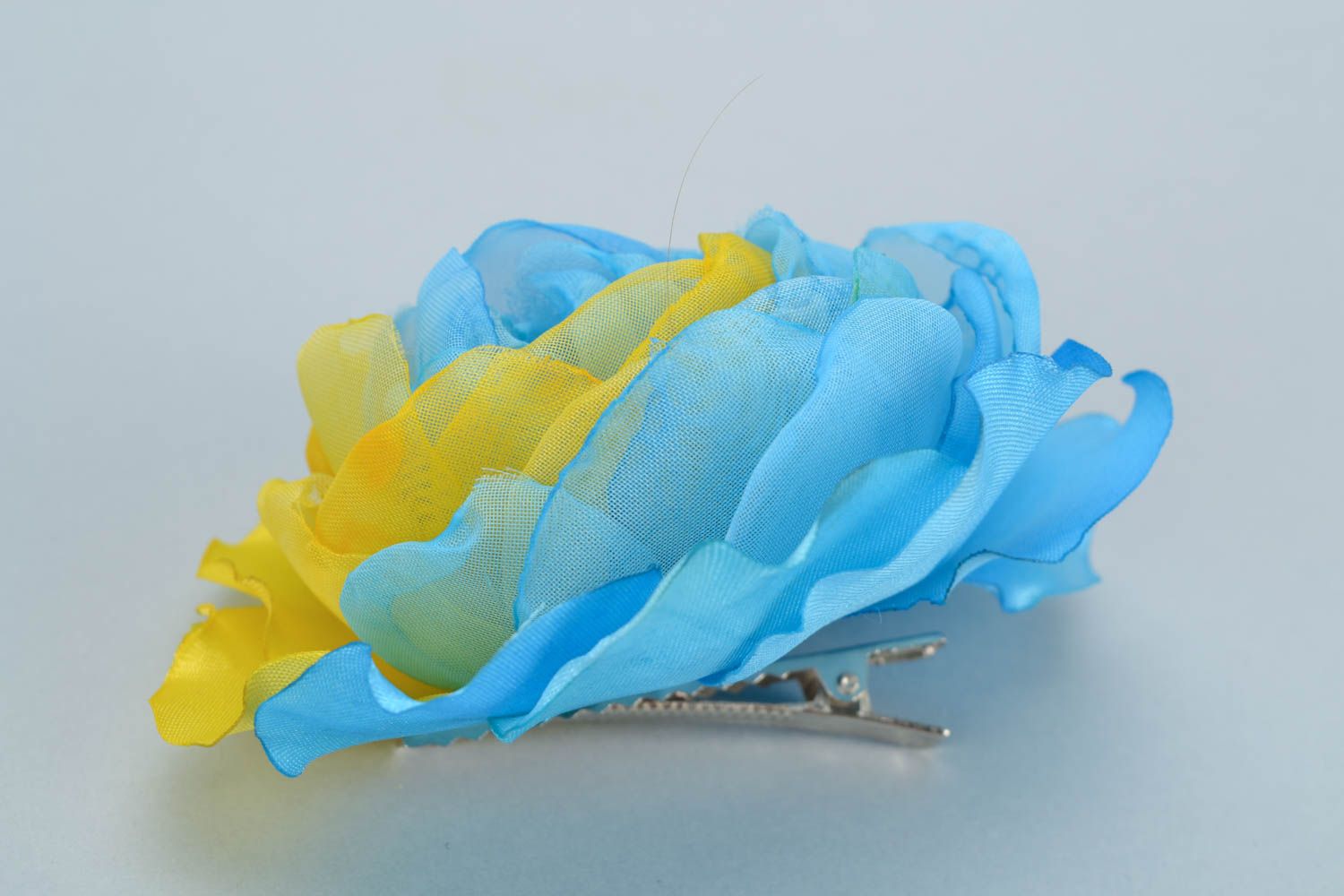 Broche para el pelo artesanal con flor de tela de colores azul y amarillo foto 5
