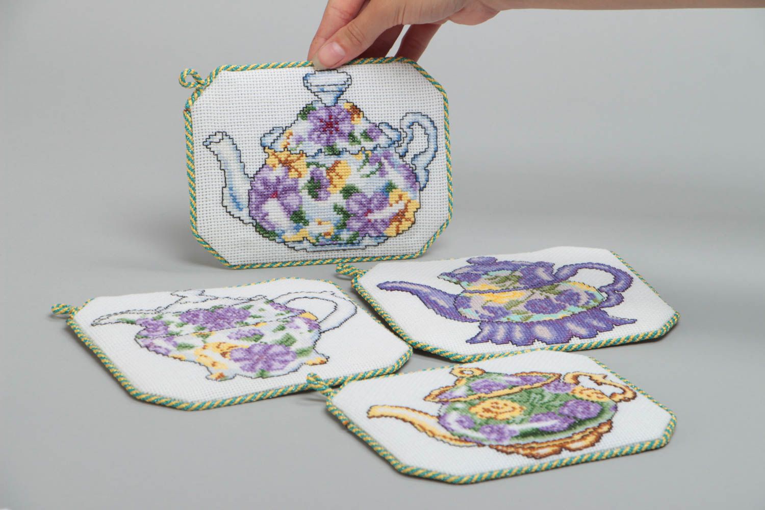 Handmademachtes Textil Untersetzer Set für Tassen mit Kreuzstickerei 4 Stück foto 5