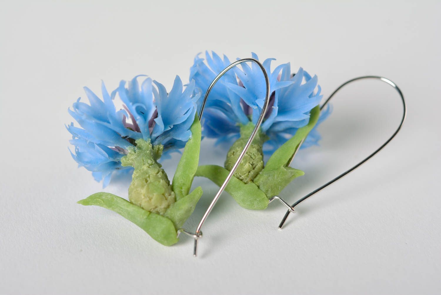 Pendientes con flores de arcilla polimérica originales artesanales Acianos foto 5