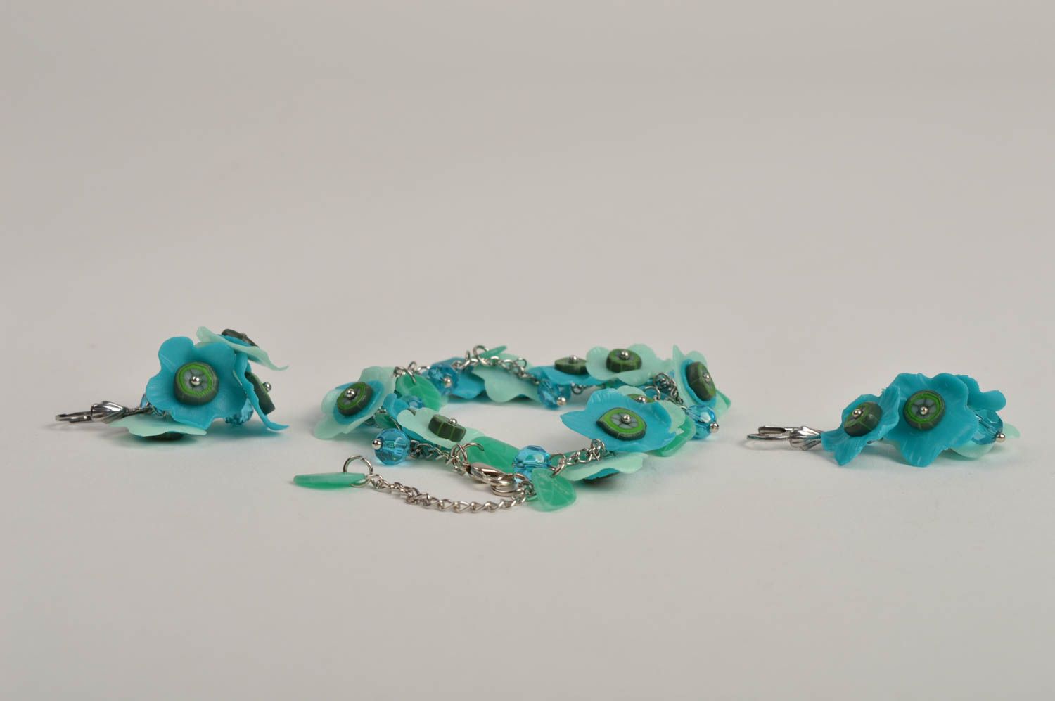 Bisutería artesanal pulsera femenina y pendientes con flores de arcilla polimérica foto 5
