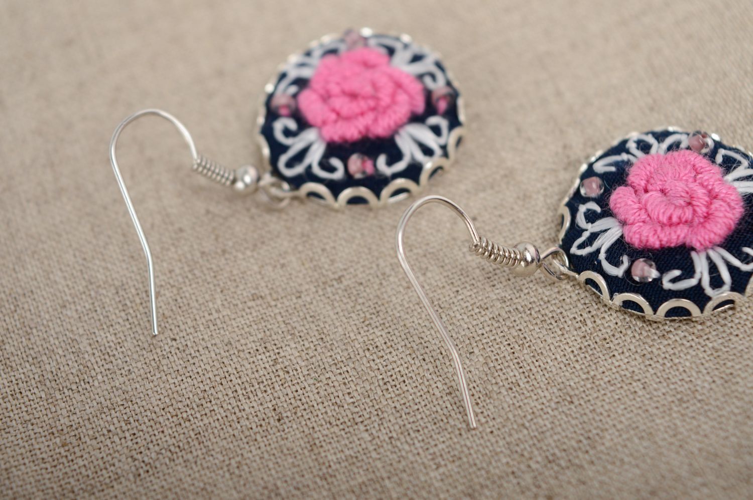 Rococo embroidered round earrings photo 3