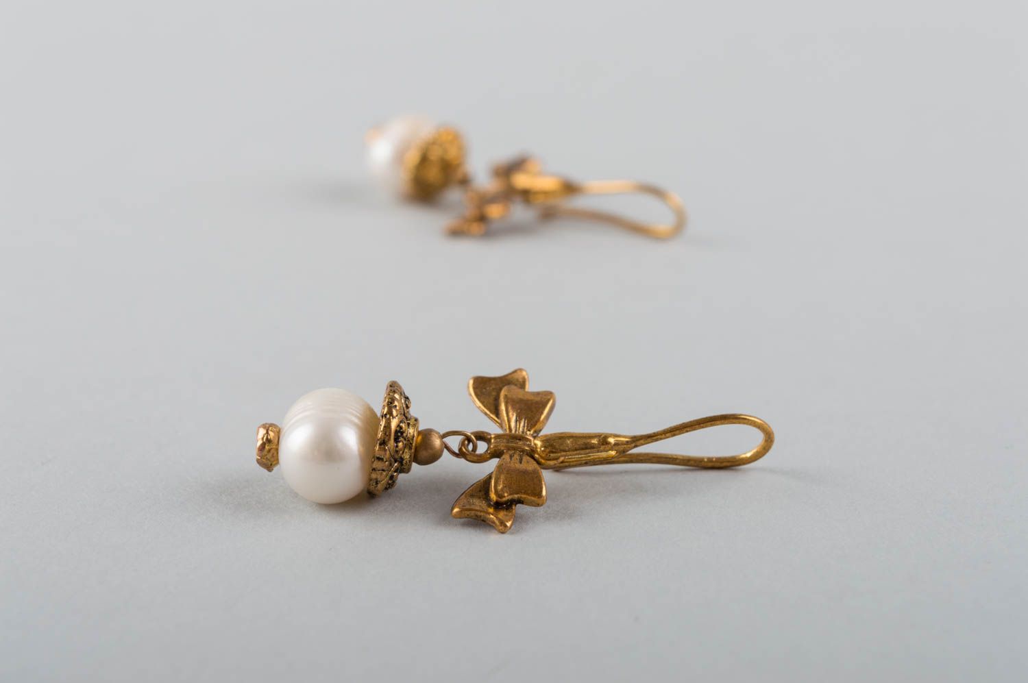 Handgemachte lange weiße Ohrringe aus Perlen aus Messing modisch für Frauen foto 5