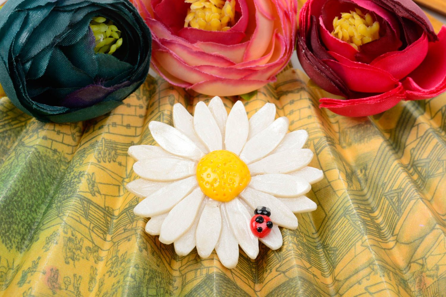 Broche fleur Bijou fait main camomille pâte polymère original Accessoire mode photo 1