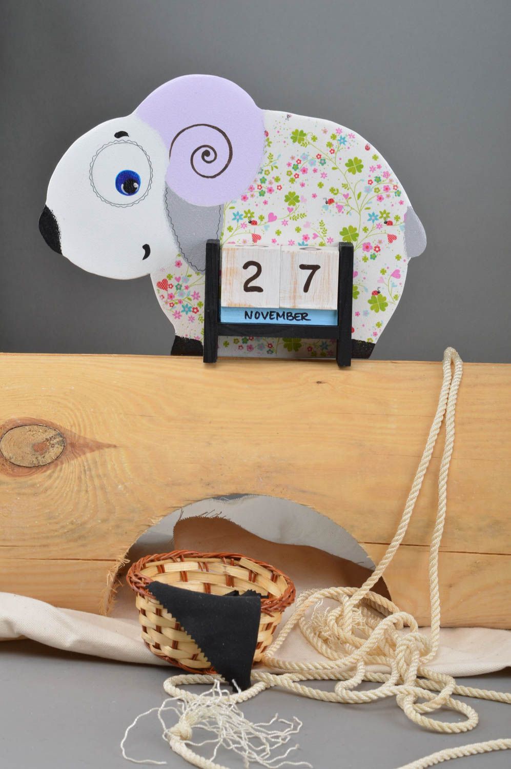 Calendrier perpétuel en bois fait main peint avec cubes pour enfant Mouton photo 1