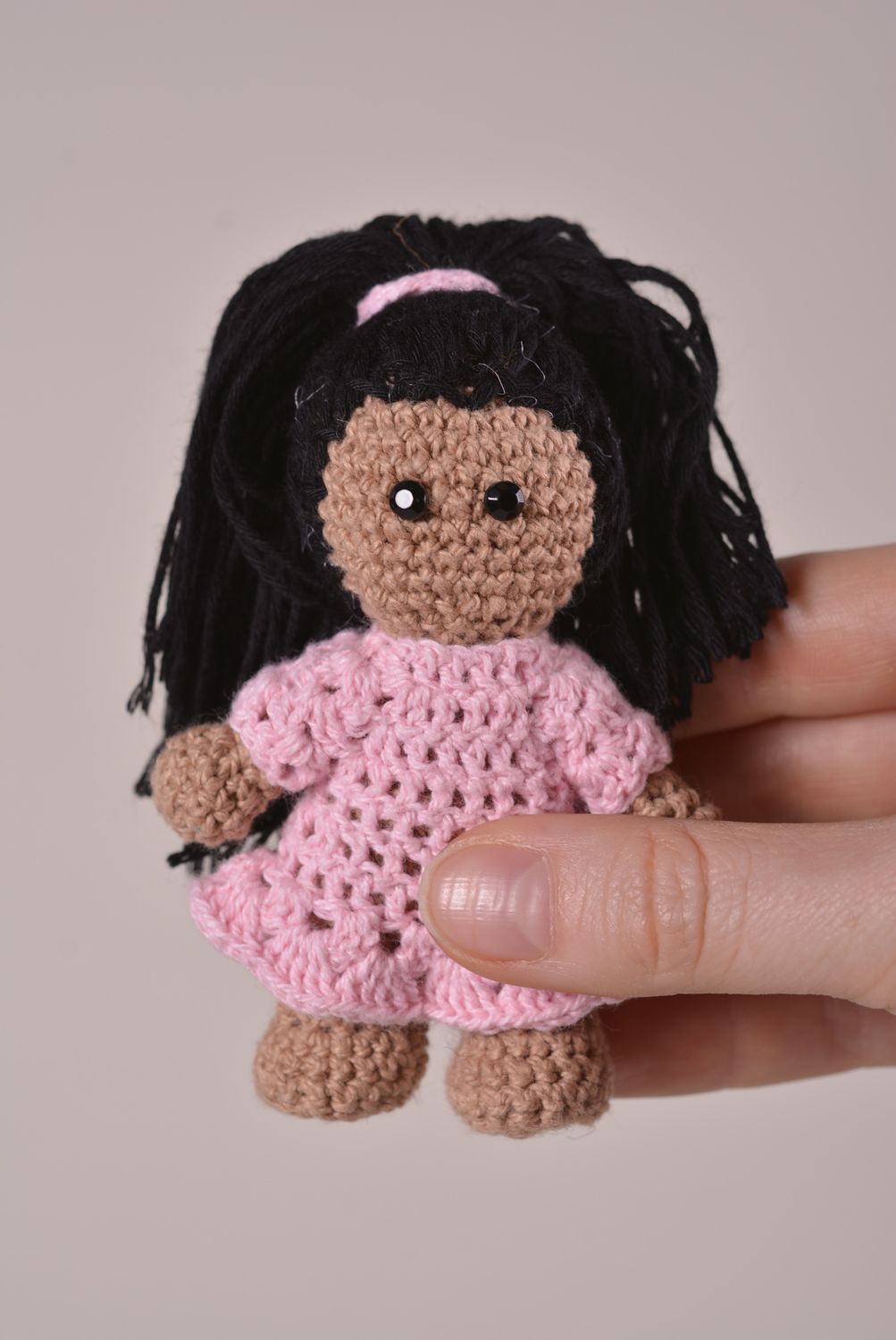Кукла крючком милая кукла ручной работы мягкая игрушка девочка в розовом платье фото 5