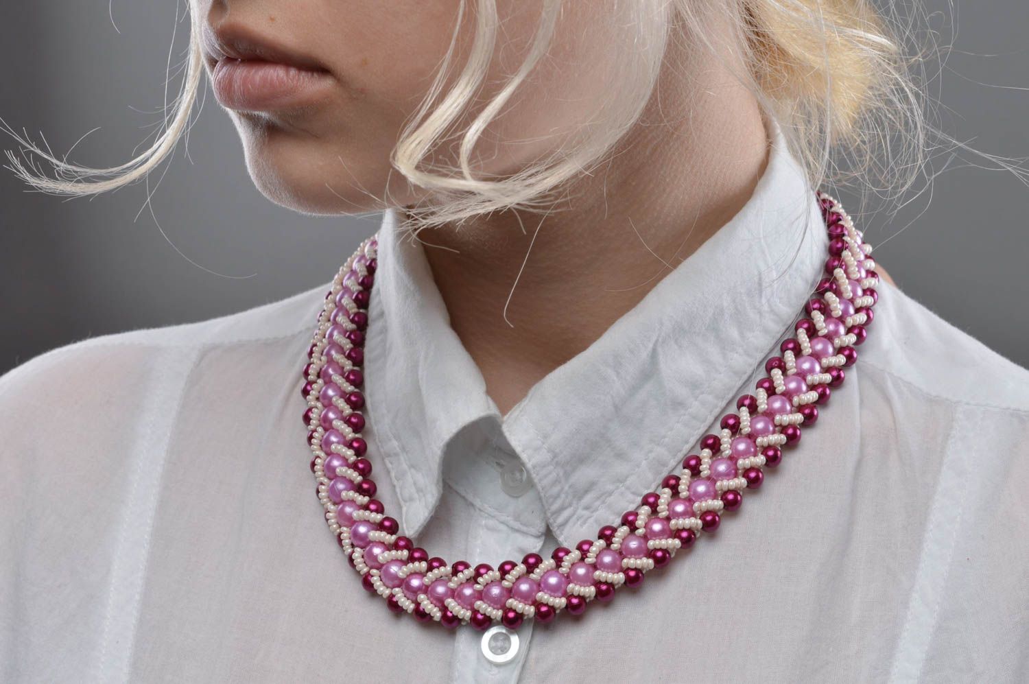 Collier en perles de rocaille et perles fantaisie fait main teintes roses photo 5