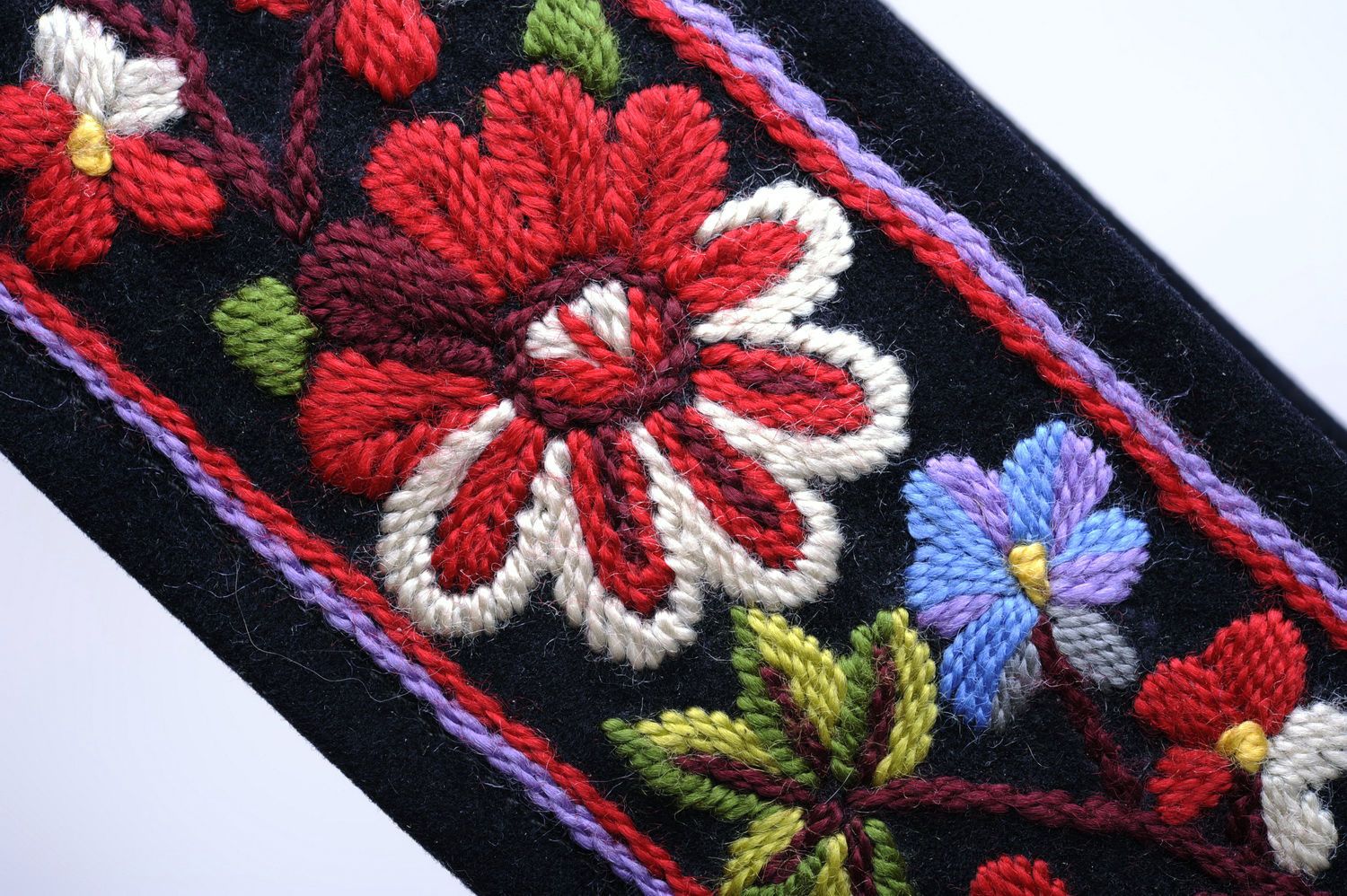 Velvet belt with embroidery photo 3