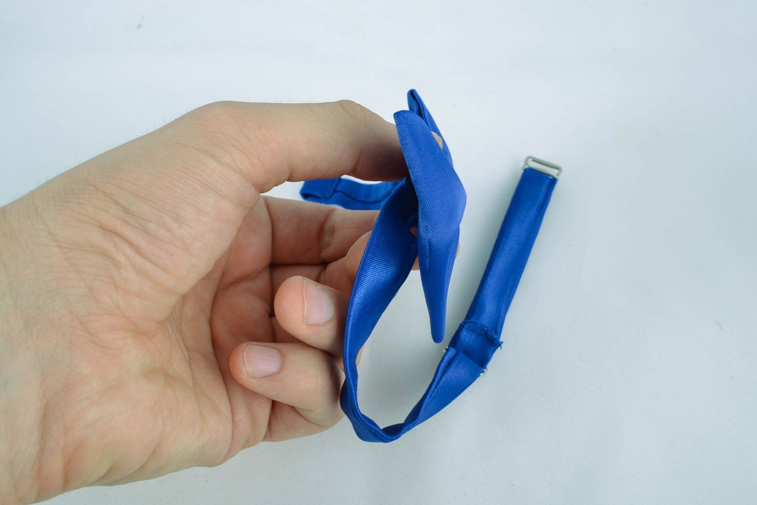 Текстильный галстук-бабочка синий с отливом фото 2