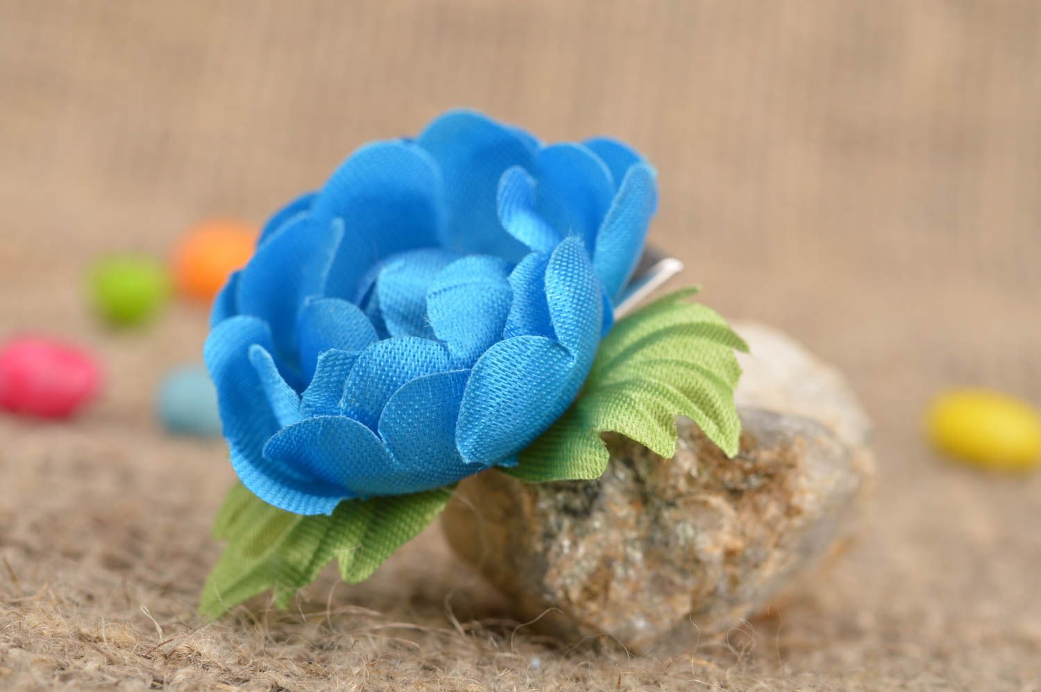 Barrette faite main originale design en textile en forme de fleur bleue photo 1