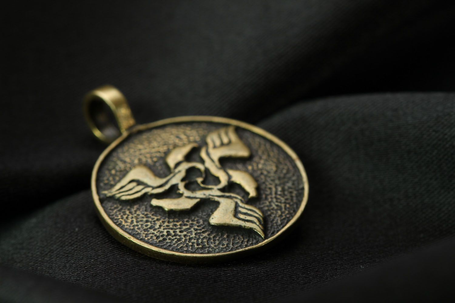 Pendentif en bronze rond fait main photo 2