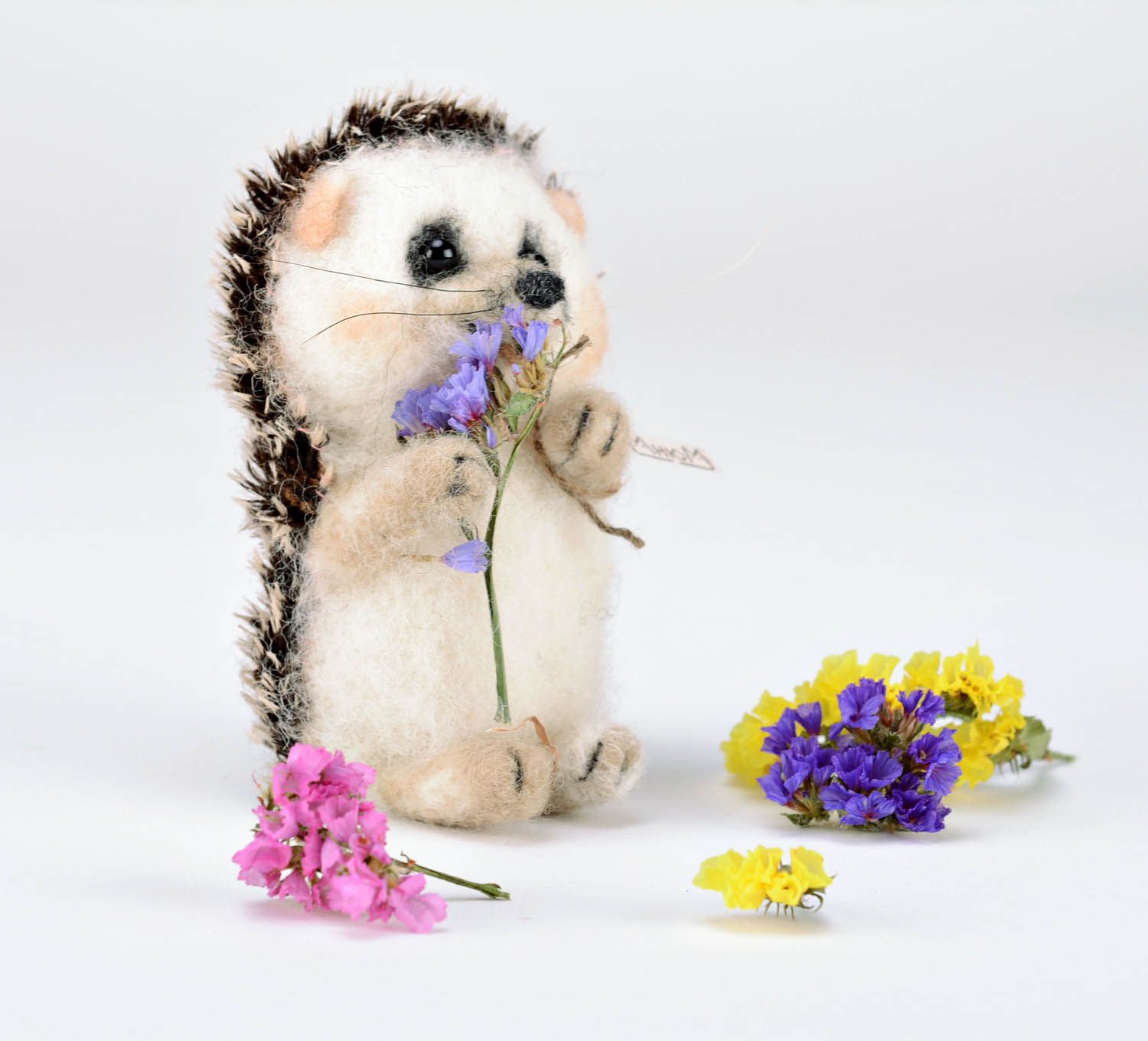 Brinquedo macio em técnica de feltragem de lã Ouriço com flor foto 1