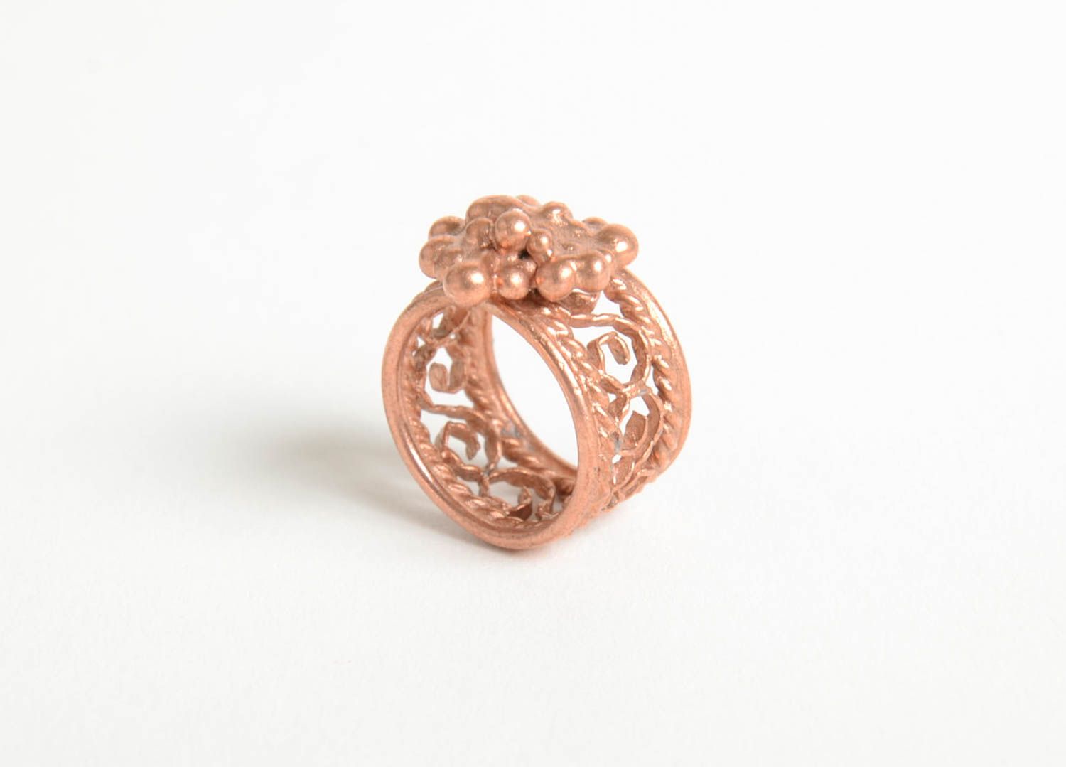 Bisutería artesanal anillo hecho a mano elegante de metal accesorio de mujer foto 3