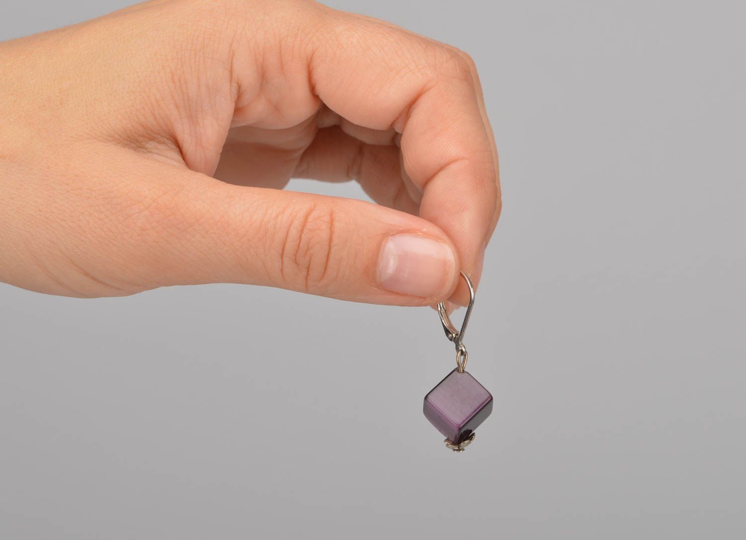 Boucles d'oreilles pendantes Bijoux fait main Cadeau pour femme cubes violettes photo 2