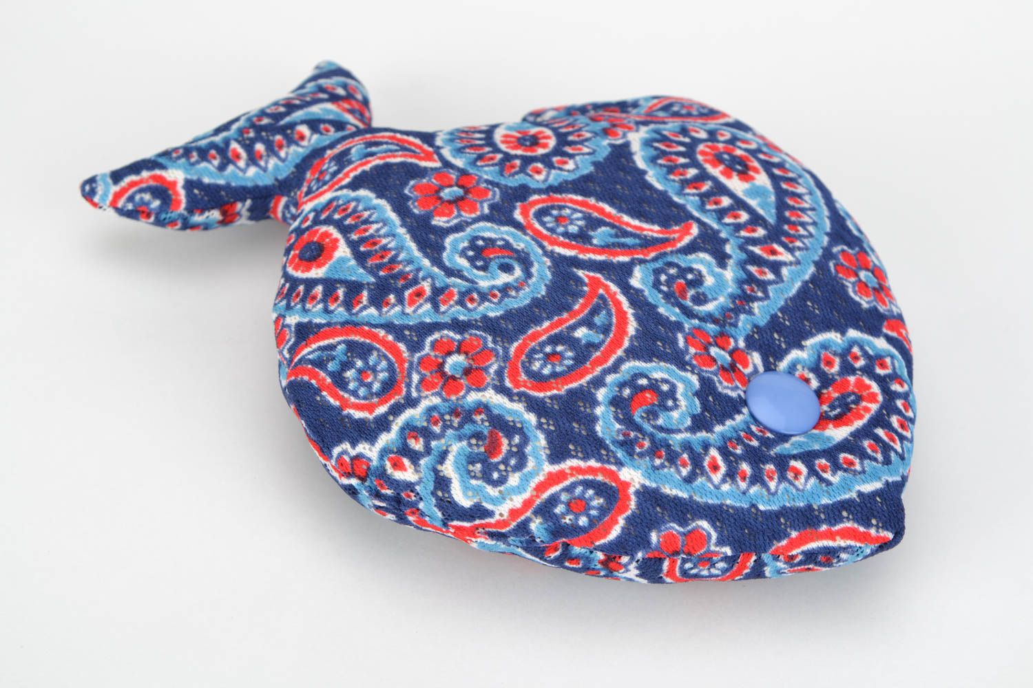 Almohada blanda artesanal con forma de pez azul con ornamento oriental foto 3