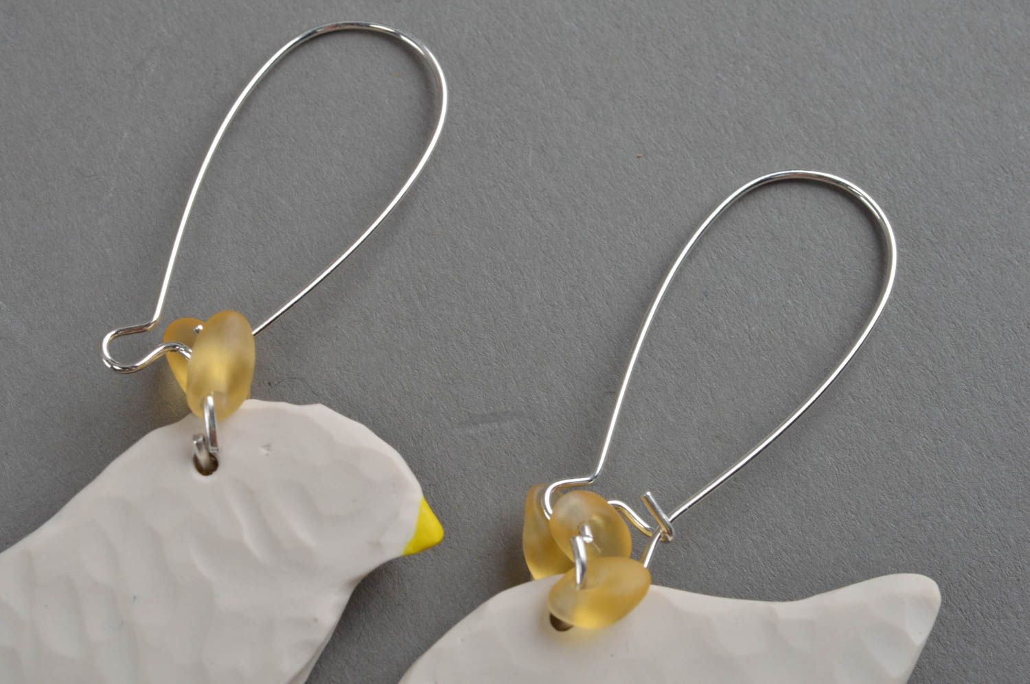 Boucles d'oreilles pendantes en pâte polymère faites main Oiseaux blanc jaune photo 4