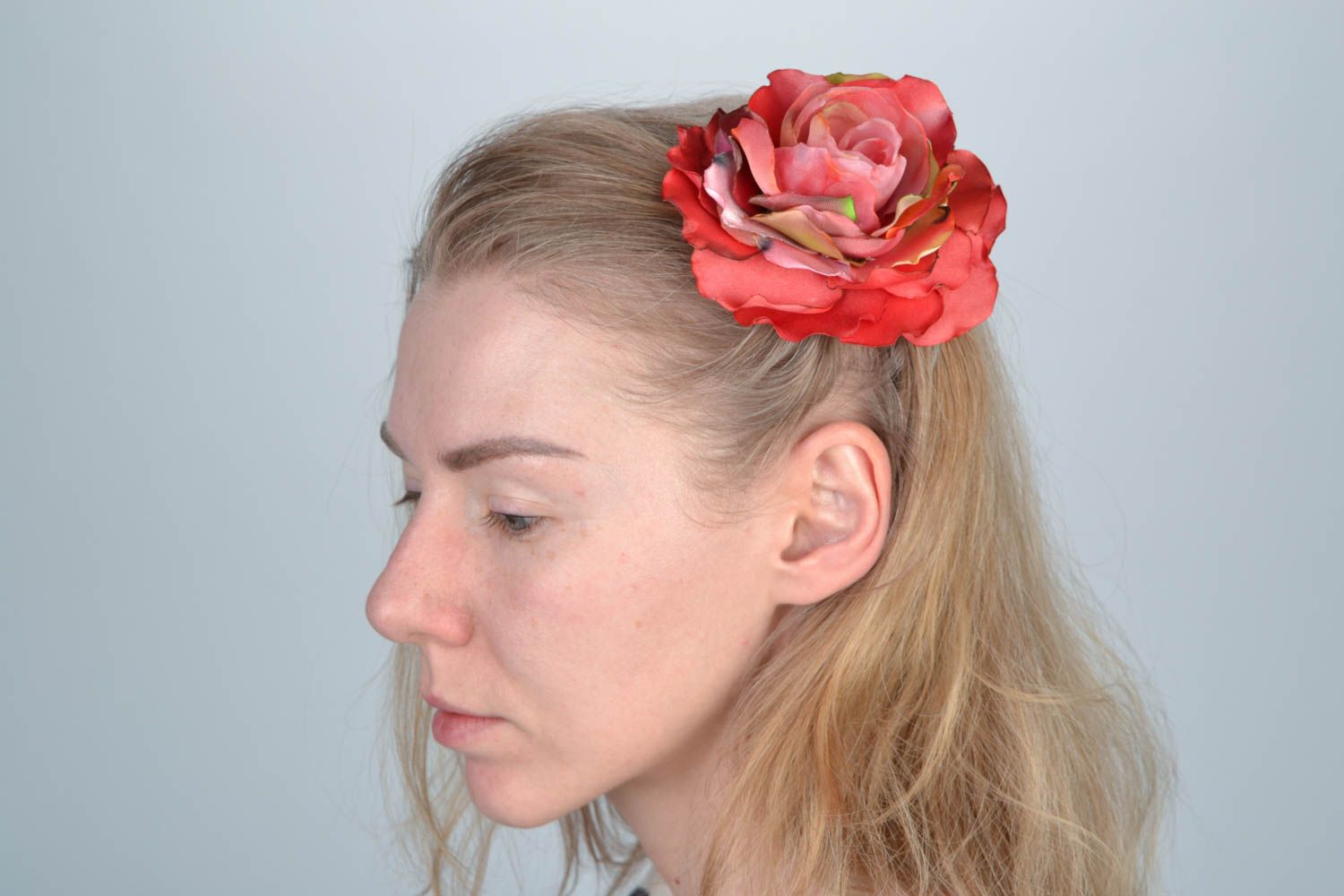 Красивая заколка для волос в виде цветка роза ручной работы эффектная яркая фото 1