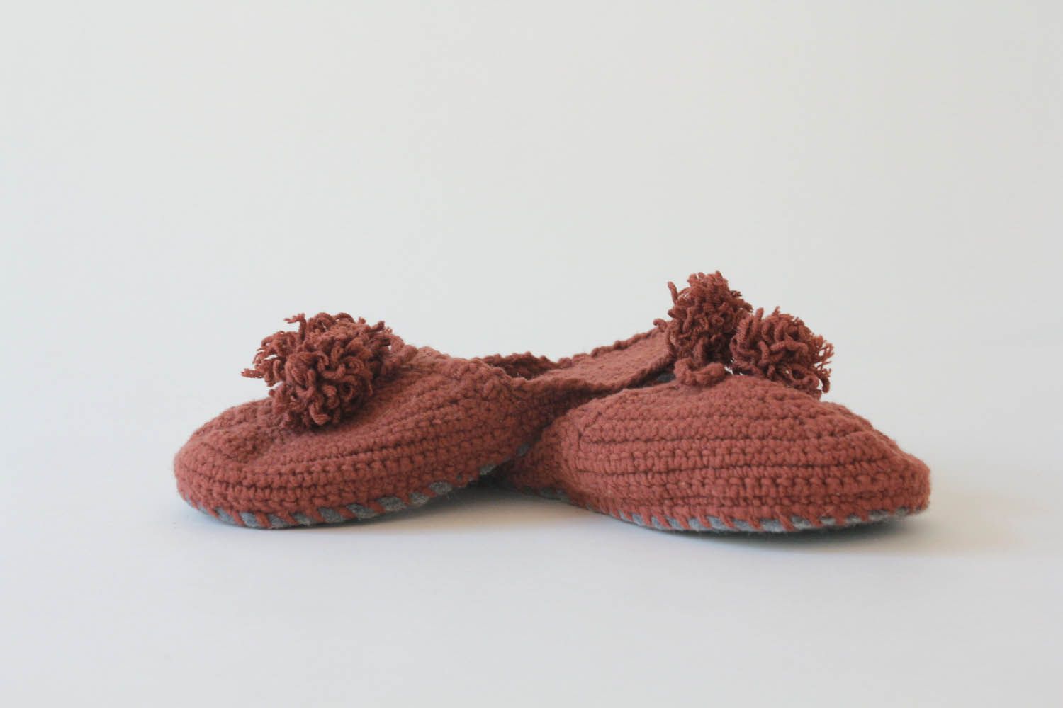 Pantofole da casa fatte a mano di lana in colore marrone da donna belle foto 1