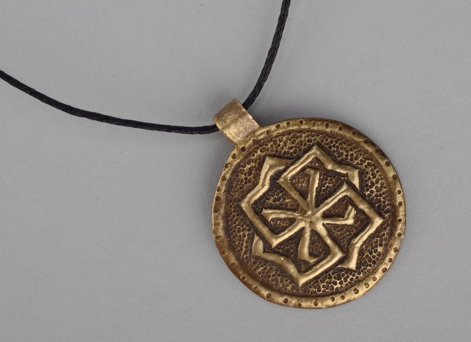 Pendant made of brass with gilding Molvinets photo 1
