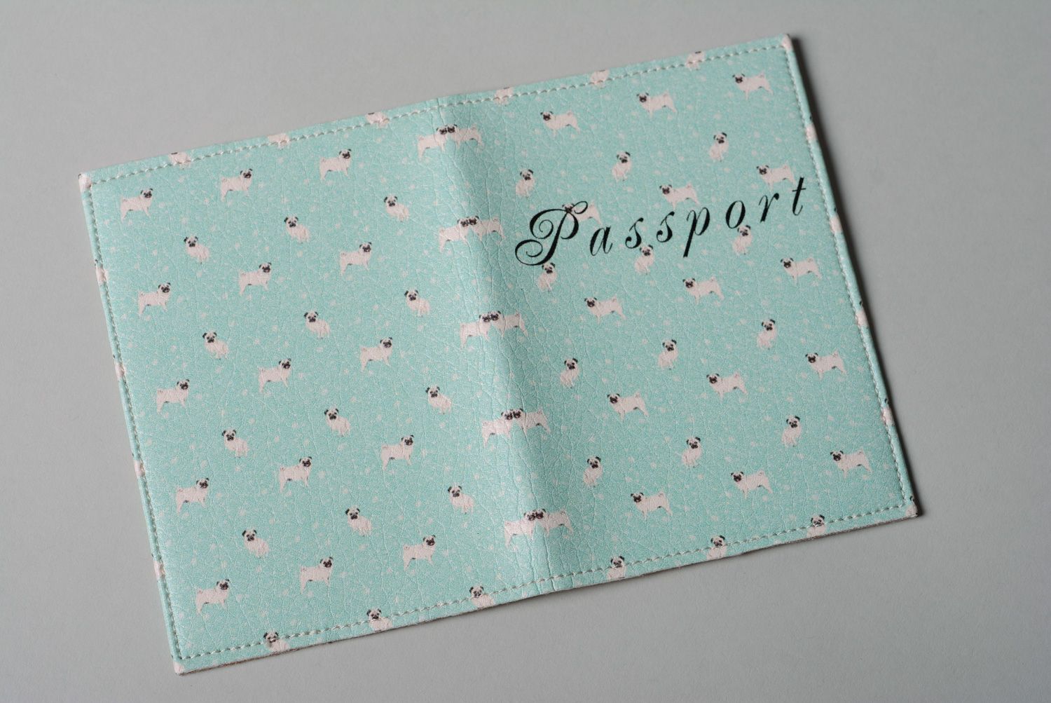 Обложка на паспорт с принтом кожаная Мопсы фото 2