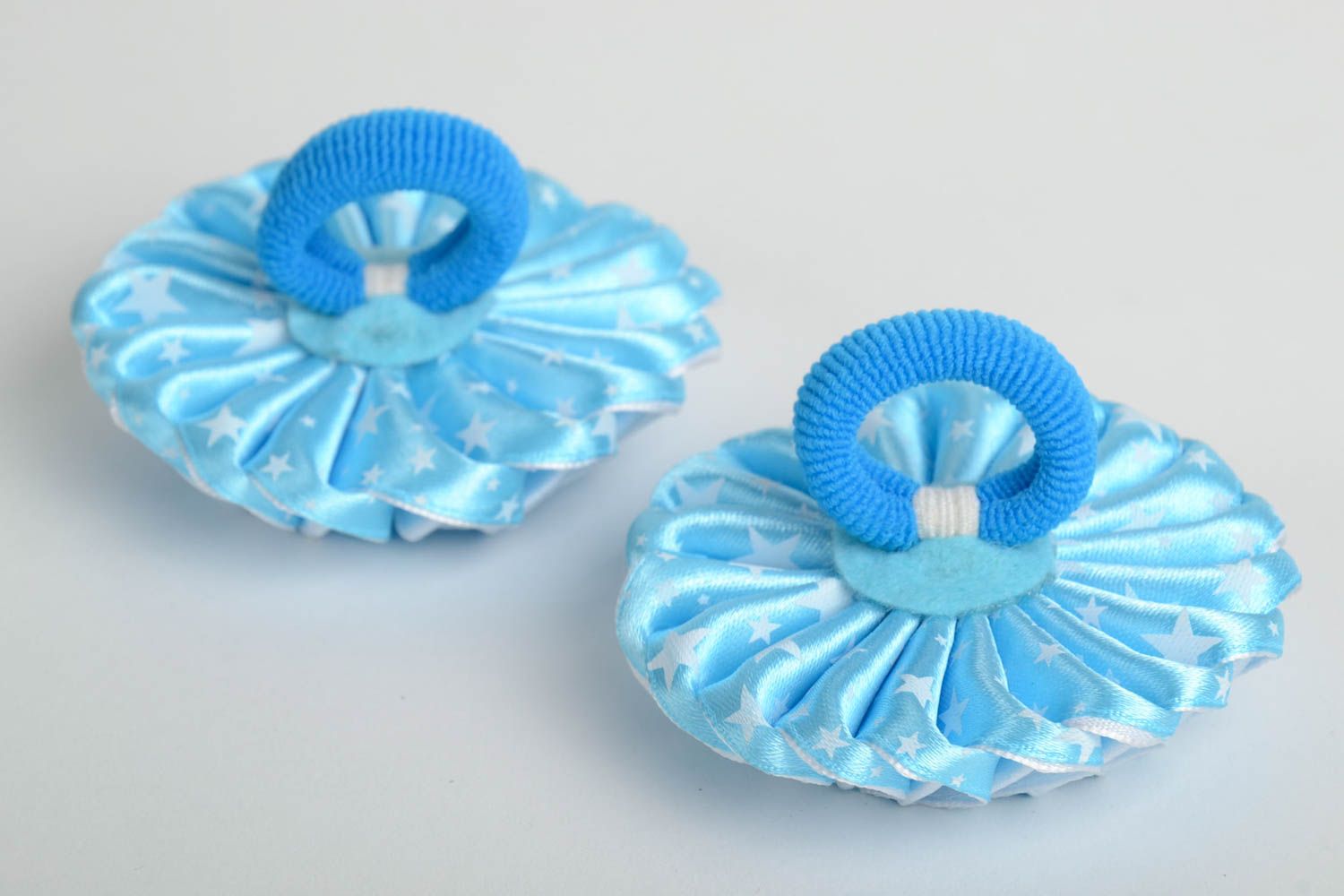 Резинки для волос из атласных лент голубые в технике канзаши набор 2 аксессуара фото 2