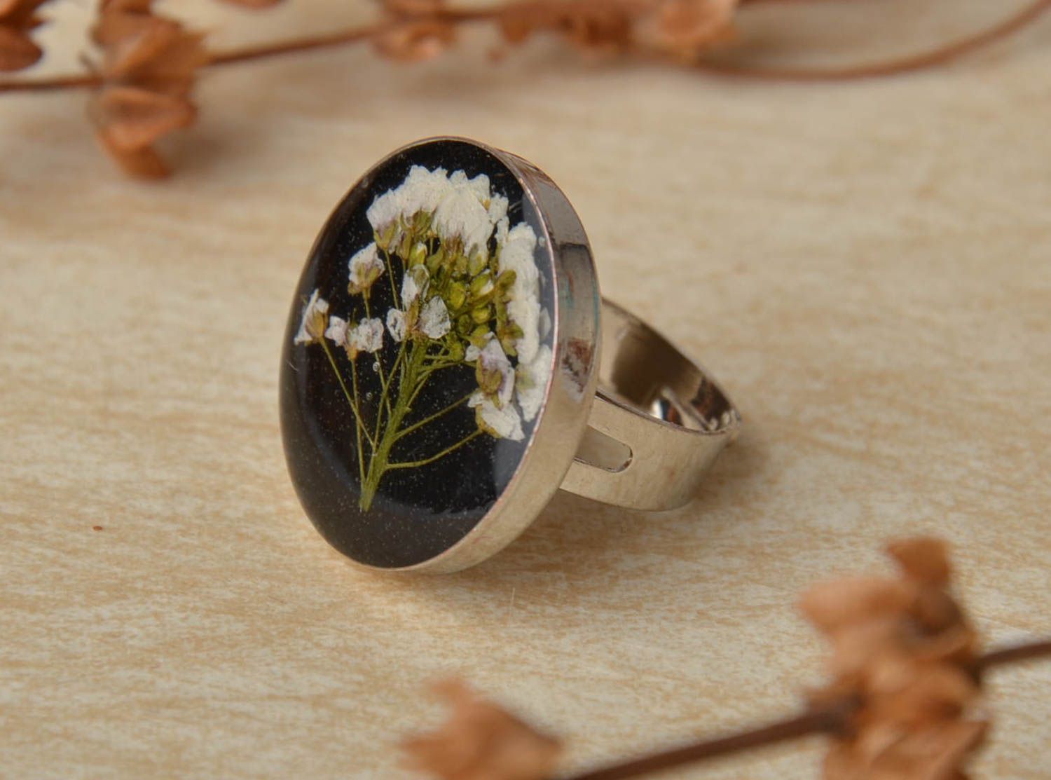 Черный перстень с настоящим цветком в эпоксидной смоле фото 1