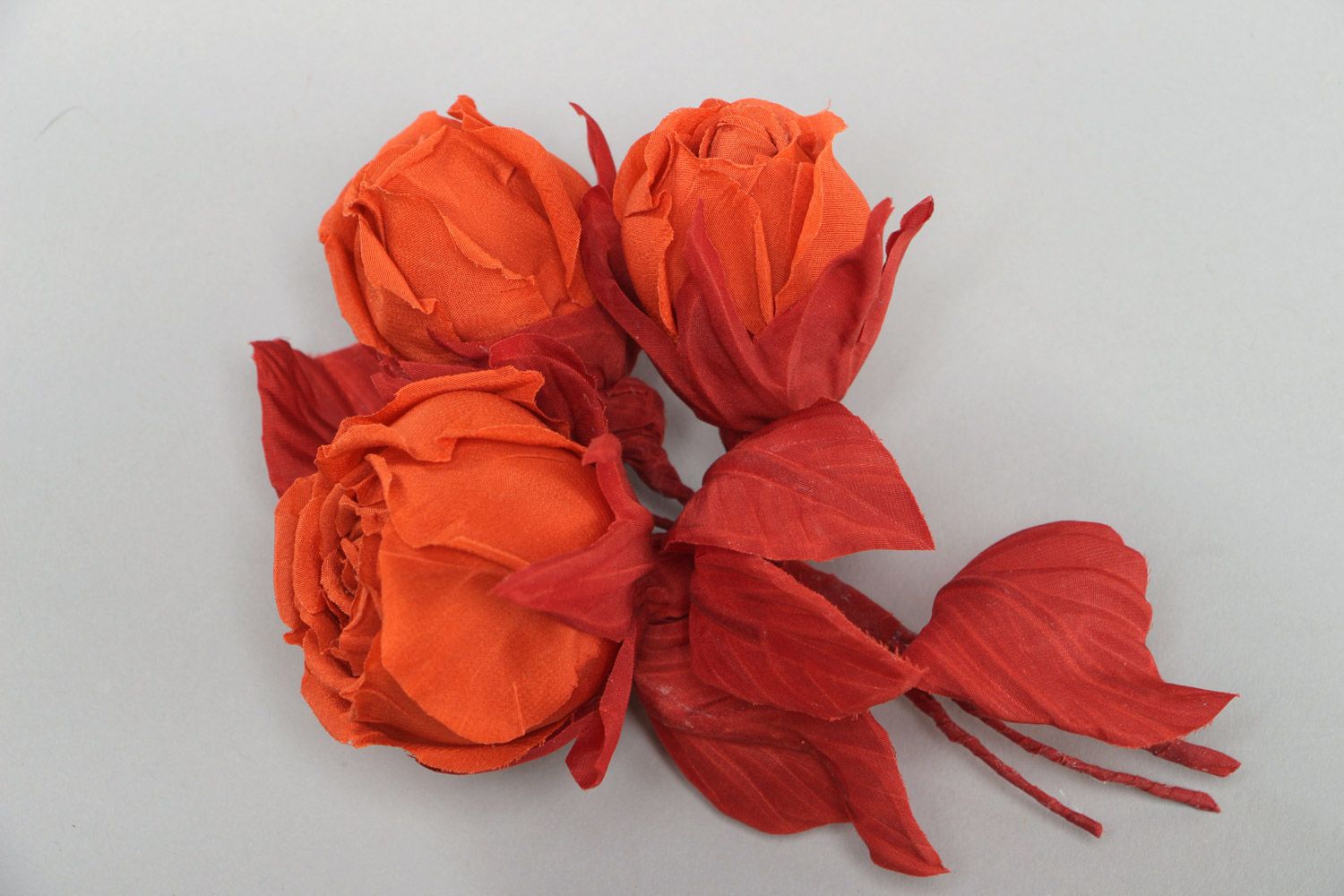 Broche fleurs en crêpe de Chine roses rouges faite main grande originale photo 2