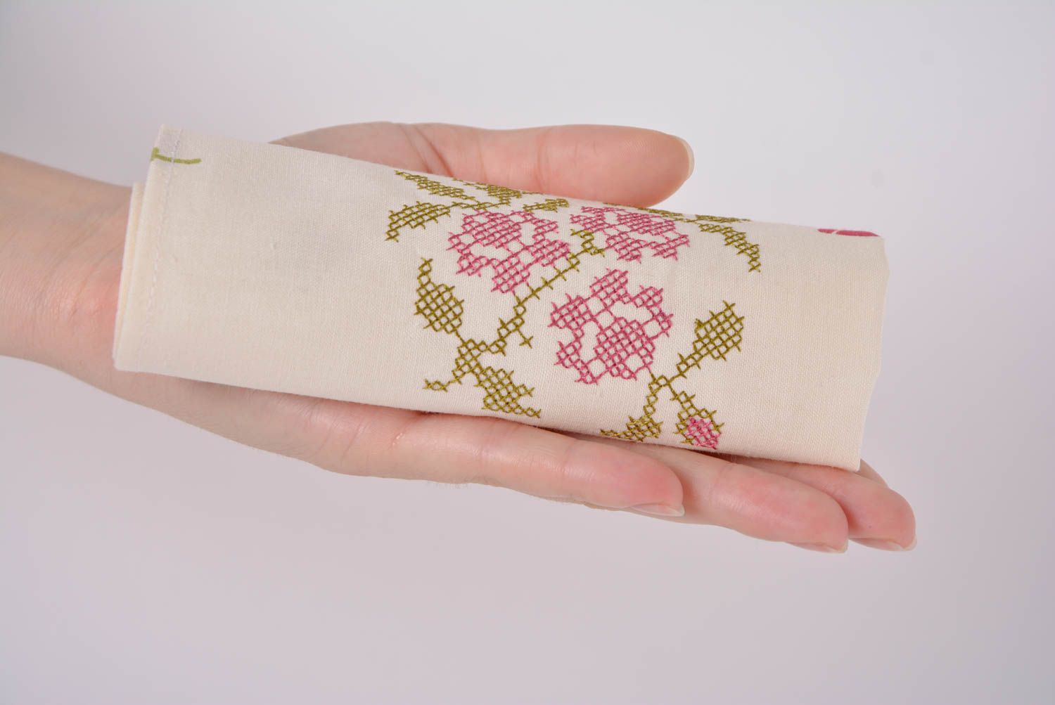 Вышитая салфетка из хлопка для сервировки стола ручной работы Розовые цветы фото 3