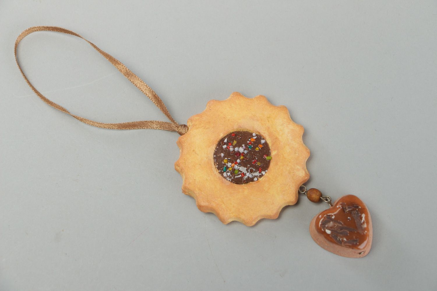 Petite décoration à suspendre en pâte polymère brune faite main en forme de gâteau photo 1