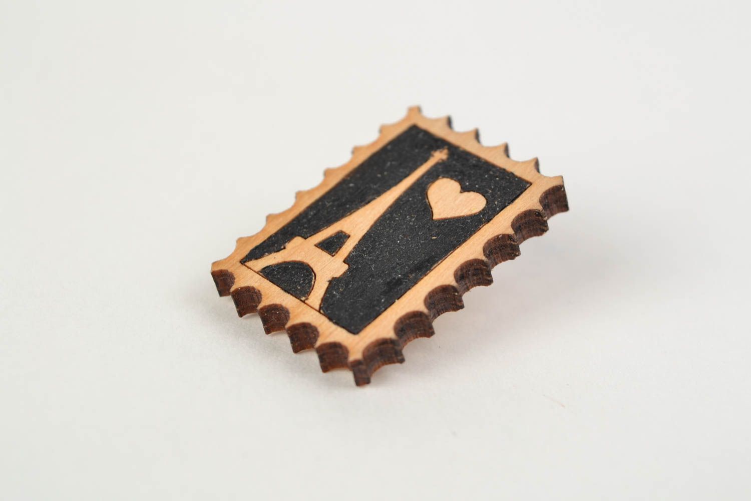 Broche de madera artesanal con forma de sello de torre Eiffel foto 3