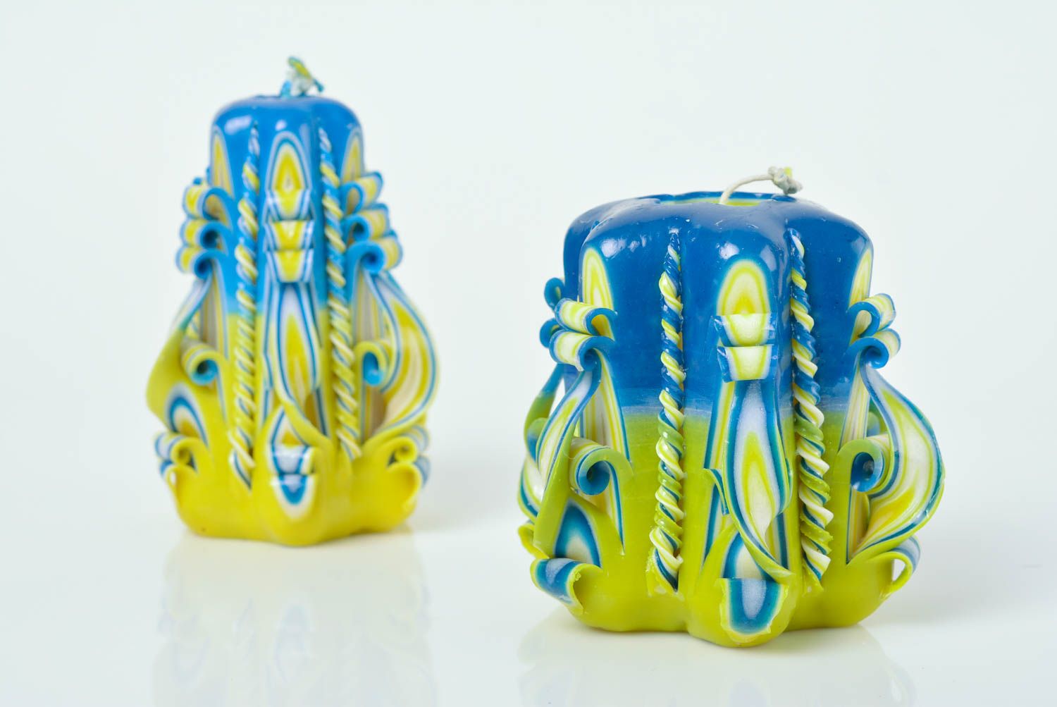 Резная свеча ручной работы для декора дома широкая невысокая желтая с голубым фото 5