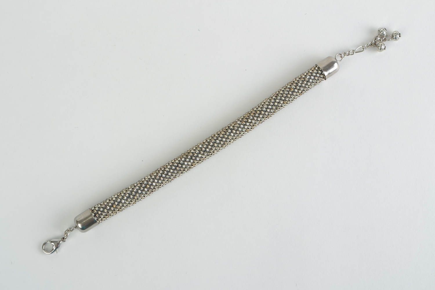 Серый браслет на руку из чешского бисера ручной работы в виде жгута оригинальный фото 5