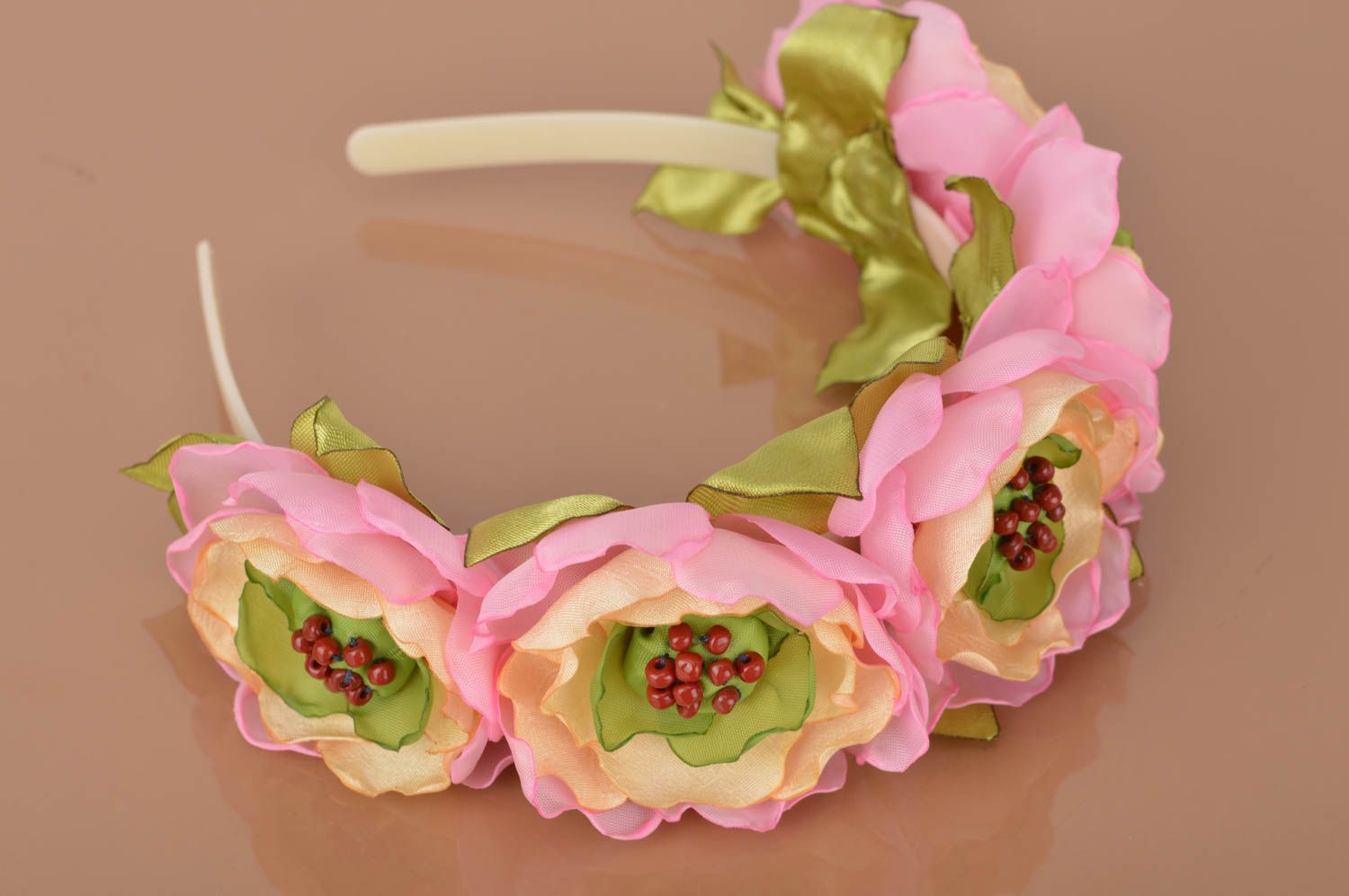 Serre-tête avec fleurs en rubans de satin rose-crème fait main Pivoines photo 4