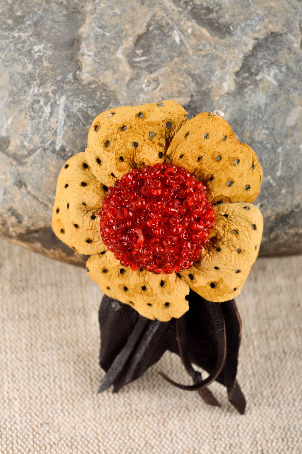 Broche en cuir naturel Accessoire fait main fleur jaune-rouge Cadeau pour femme photo 1