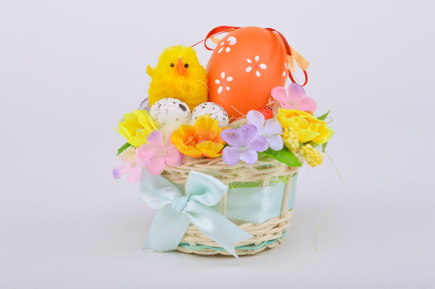 Petit panier avec oeuf de Pâques décoratif fait main orné de ruban et fleurs photo 2