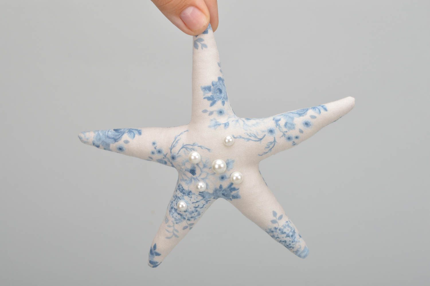 Мягкая игрушка ручной работы звезда из хлопка в цветочек с бусинами хэнд мэйд фото 3